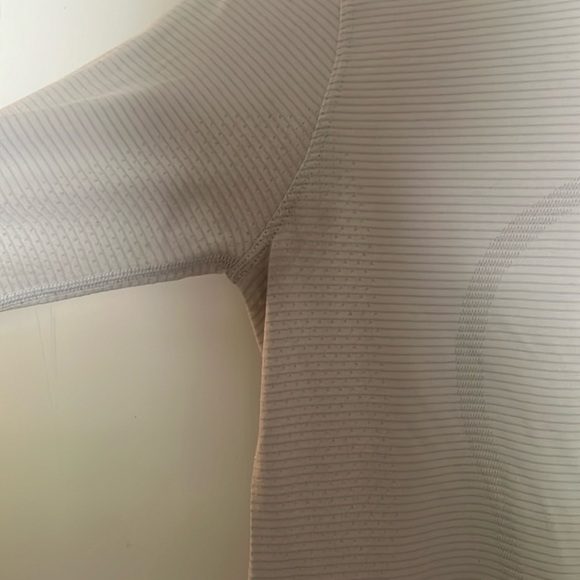 Lululemon white logn sleeve switly - Picture 2 of 4